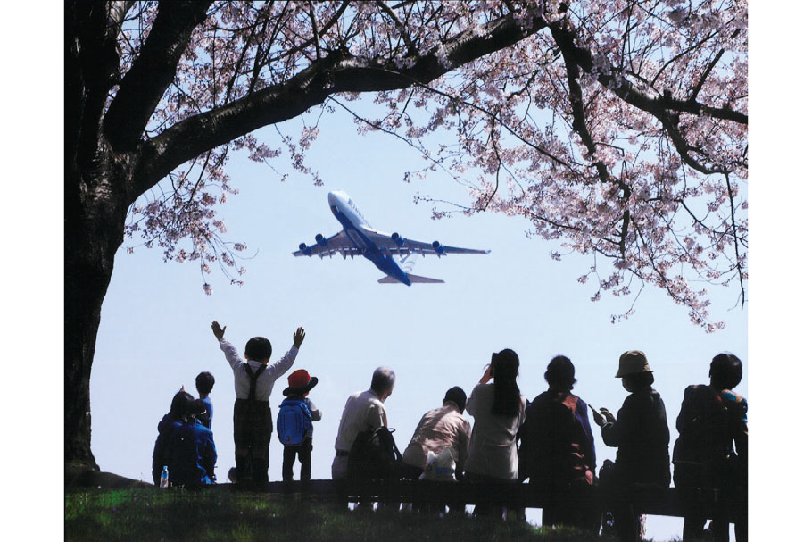 フォトコン202104_２部_旅立ちを見送る_新井豊_前橋市