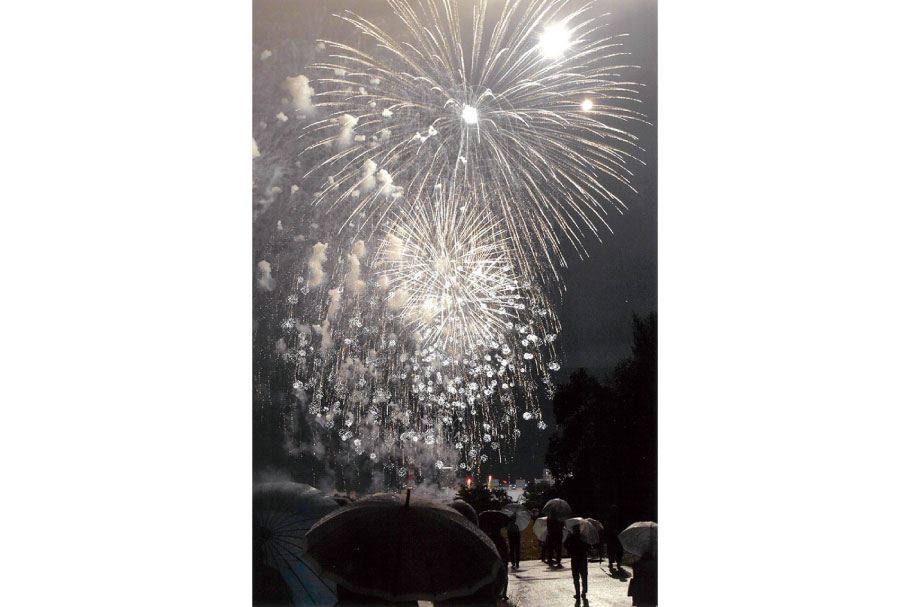 17_県高等学校文化連盟写真専門部会賞_火の雨_大塚なずな_明和県央2年