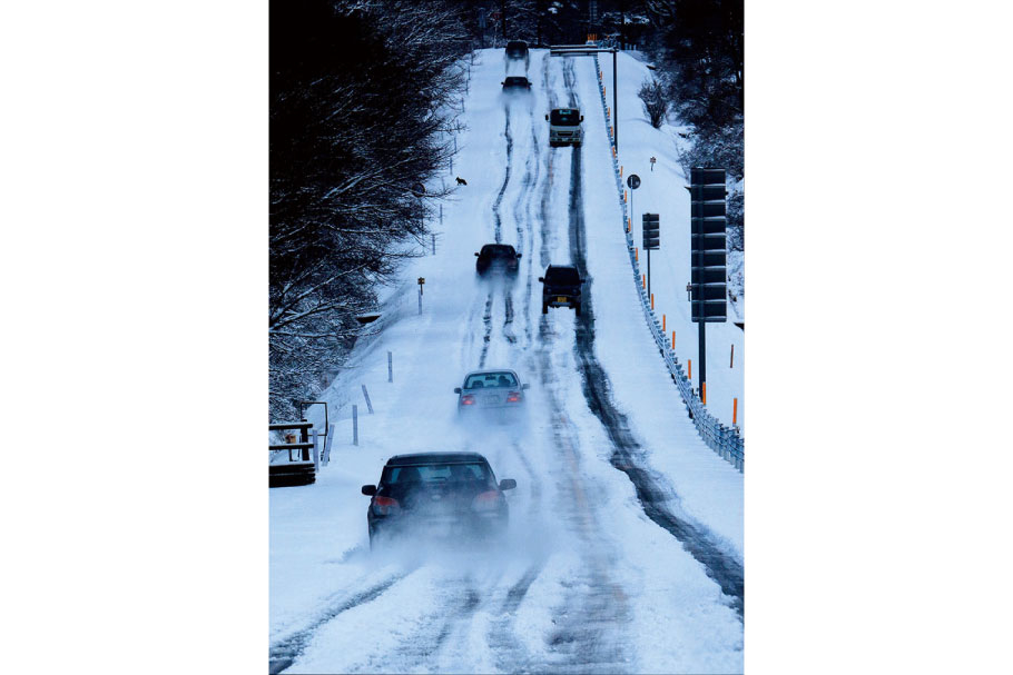 フォトコン2022_01_準入選３部_積雪の急坂_新井豊_前橋_2019