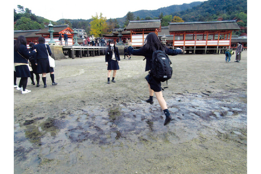 19.優秀賞_水たまりジャンプin厳島神社_神保二葉_沼田女子２