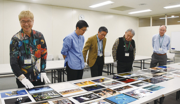 朝日新聞社審査風景_吉野信賞選考