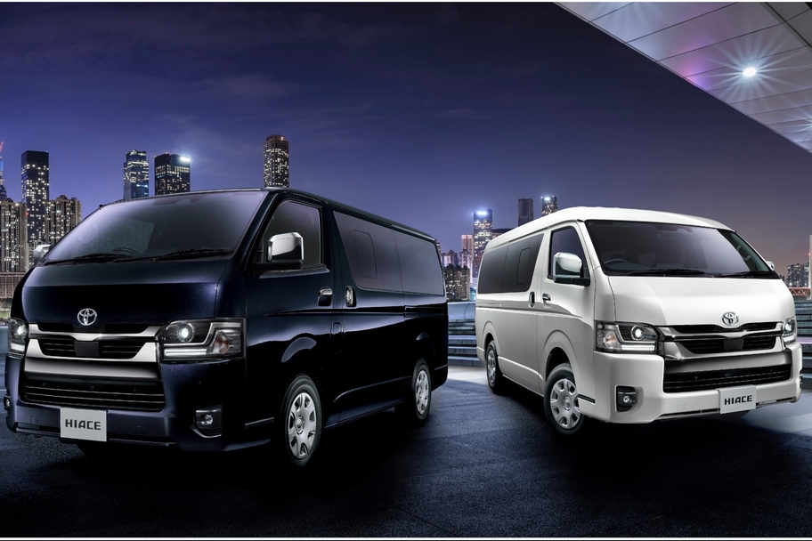 （左）特別仕様車スーパーGL“DARK PRIME II”（2WD・2800ディーゼル・標準ボディ）