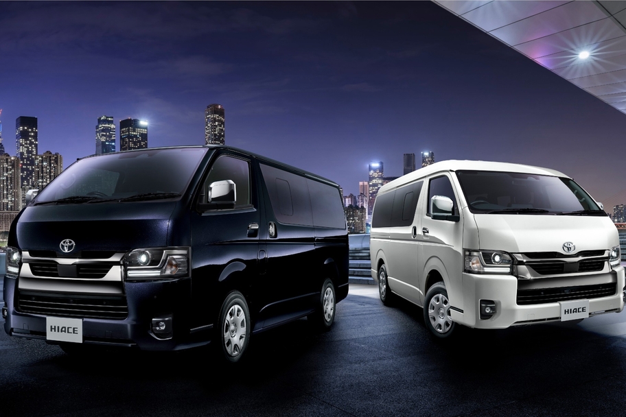 （左）特別仕様車スーパーGL“DARK PRIME II”（2WD・2800ディーゼル・標準ボディ）